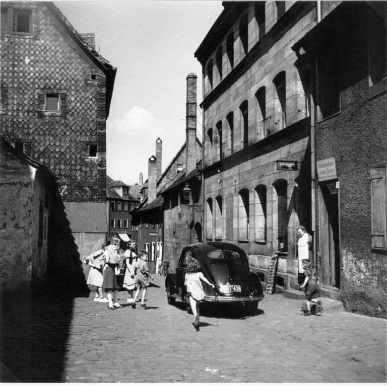 V.r.n.l. Staudengasse 7, 5, 3, 1, Durchblick auf Königstraße, links Nr. 6.jpg