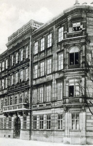 Datei:AK Bahnhofplatz 3 ngl 1910.jpg