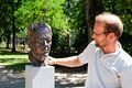 Kunstinstallation von Christian Rösner mit Bronzebüste von Willy Brandt an der Hornschuchpromande während der Frei Luft Galerie 2023, Juni 2023