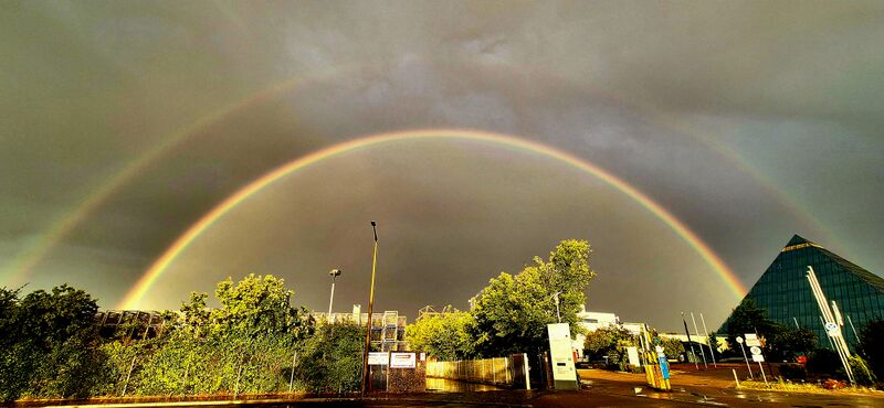 Datei:Regenbogen Hotel Pyramide 16.07.2025.jpg