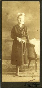 Schran Frau im Schleife im Haar.jpg