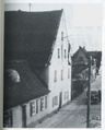 Stadelner Hauptstraße (heutige Haus Nr. 92) ca. 1936 mit Hakenkreuzbeflaggung am ehemaligen Gasthaus <a class="mw-selflink selflink">Zum Wilden Mann (Stadeln)</a> und damaligen Postamt gegenüber vom <!--LINK'" 0:8-->