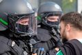 Einsatzkräfte der Polizei im Dialog mit Fans bei der Aufstiegsfeier 2021 der Spielvereinigung im Mai 2021