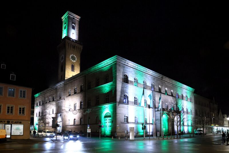 Datei:Rathaus weiß-grün 2022.jpg