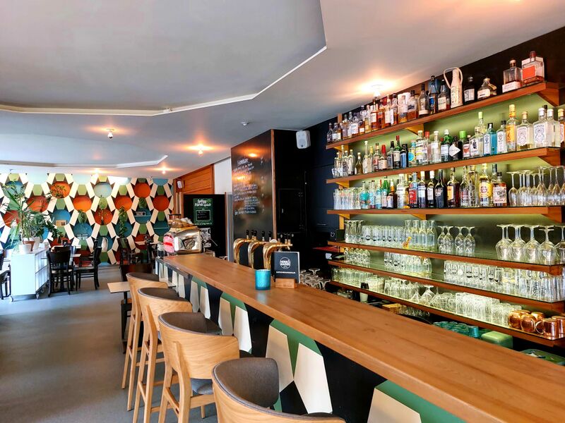 Datei:Tresenbereich Herr und Kaiser.jpg