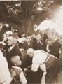 Auftritt Fritz Bernet (stehend mit Brille in der Hand) in Vach. 1933 oder jünger