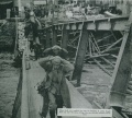 Vorrücken der US Kompanie K 222 d zum Rathaus über die zerstörte Maxbrücke am 19. April 1945. Im Bild gefangene Deutsche Soldaten auf dem Weg in die Stadt zurück.