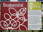 Garten Landwirtschaftsschule Gewächshaus Infotafel zu Biodiversität.jpg