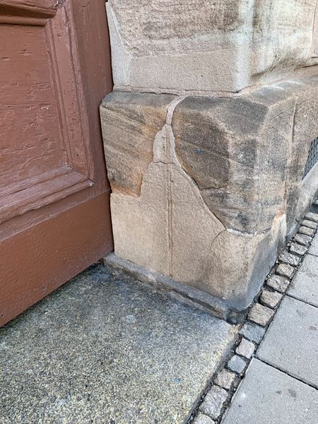 Datei:Haxnabkratzer Theresienstraße 16.jpg