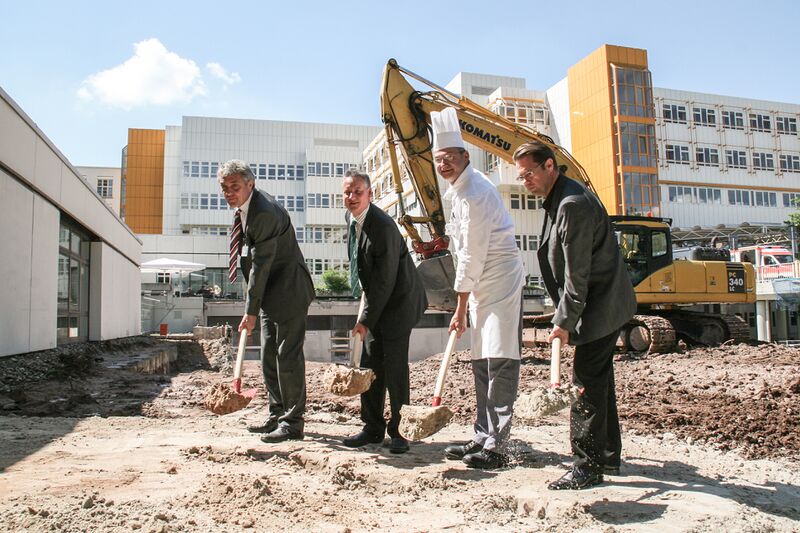 Datei:Klinikum Fürth Spatenstich Küche.jpg