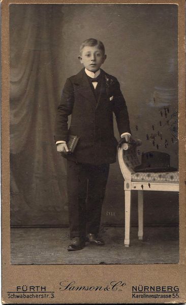 Datei:Samson Kind mit Buch.jpg