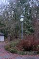 Lampe mit Satellitenschüssel vor dem ehem. Waldheim Sonnenland, 2018