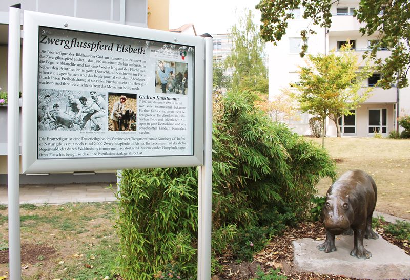 Datei:Elsbeth mit Schaukasten.jpg