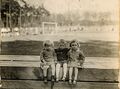 Die Geschwister Harscher (Ausschnitt), vermutlich vor dem Fußballplatz der ehem. Tuspo Fürth in Ronhof, ca. 1926