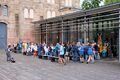Warteschlange von Teilnehmenden des Evang. Kirchentag in Fürth am Kulturforum, Juni 2023