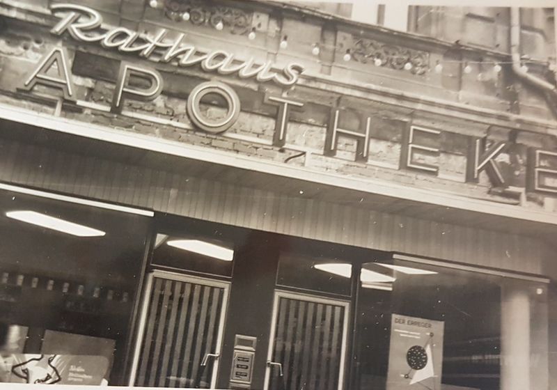 Datei:Rathaus-Apotheke 1959.jpg