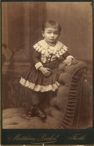 Datei:Reichel Kleinkind auf Sofa.jpg