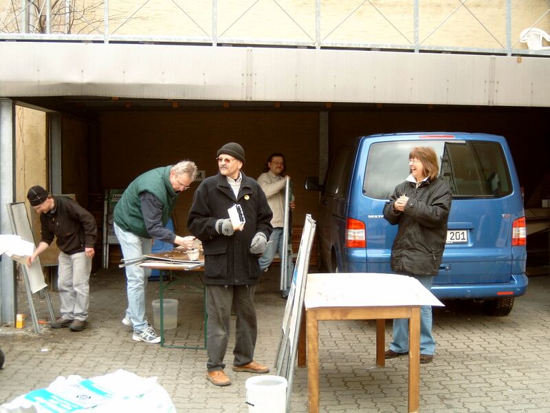 Datei:06-03-18 Wasserbündnis Plakatekleben 01.jpg