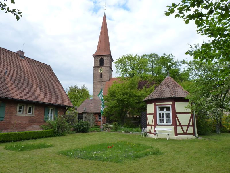Datei:Salettchen mit Kirche Peter und Paul.JPG