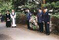 100 Jahr Feier der FFW Mannhof am 27. Juni 1999, Totengedenken und Kranzniederlegung mit den Pfarrern Gast   und Trojanski  , Richard Mehl (Kommandant), Herbert Stauber (Adjudant) und Ludwig Berger (1. Vorsitzender)