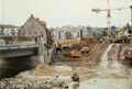 Spundwand Kasten in der <a class="mw-selflink selflink">Rednitz</a> an der  mit prov. Uferbefestigung mittels Steinen zur Vorbereitung zu den Tiefbauarbeiten zur Unterquerung des Flusses für die  im März 1997.