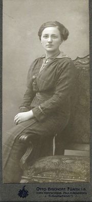 Frau mit Brille Bischoff 2.jpg