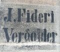 Beschriftung links neben der Eingangstür zur Maxstraße 4: "J. Fideri Vergolder"