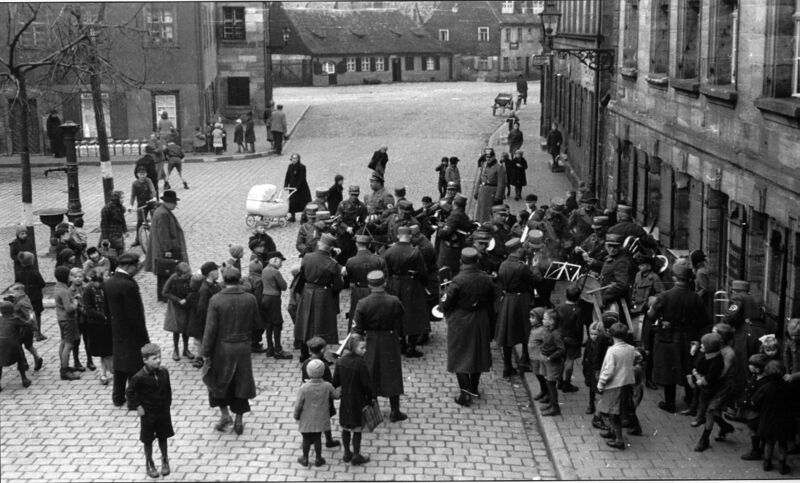 Datei:Standkonzert Löwenplatz 1940.jpg