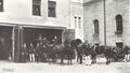 Dampfspritzenzug der freiwilligen Feuerwehr im Innenhof des Rathauses, Königstr. 88/86, Aufnahme um 1907