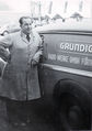 Hans Eisch vor einem Fahrzeug der Fa. Grundig, ca. 1950