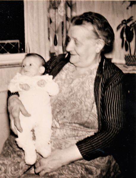 Datei:Babette Mulini mit Enkel.jpg