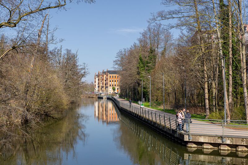 Datei:Badsteg Rotlichtbezirk Tag.jpg