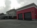 Fahrzeughalle der Freiwilligen Feuerwehr Stadeln am Festplatz, 2019; im Hintergrund die Amtsstelle Nord