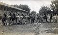 Soldaten neben Pferden gel 1910.jpg