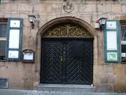 Weiße Rose, Eingangstüre.JPG