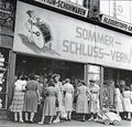 Kaufhaus Tietz am Kohlenmarkt mit Werbung an der Außenfassade, ca. 1950