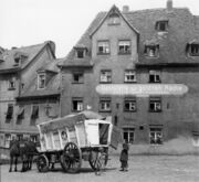 Bergstraße 26 mit Eisfuhrwerk Fürsattel, 1936.jpg