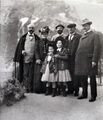 Familie Meussdoerfer (vermulich links im Bild) mit den Brüdern Philip, Emil und Michael Berolzheimer (rechts im Bild), 1904