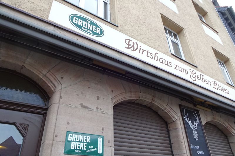 Datei:Wirtshausschild Zum Gelben Löwen.jpg