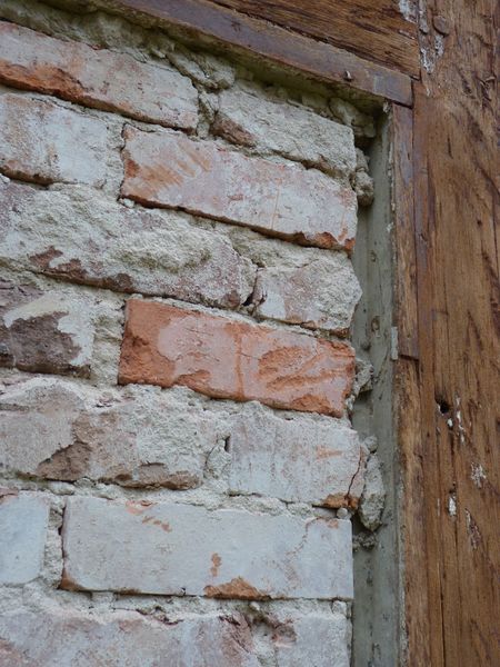 Datei:Östliche Wand bei Sanierung 2012 mit erkennbarem Mauerabschluss. .JPG
