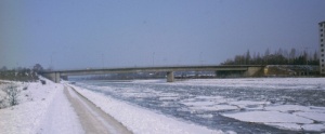 Die Brücke der Forsthausstraße über den Main-Donau-Kanal im Winter 1986