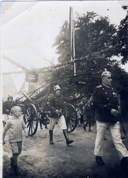 Datei:Festzug Poppenreuther FFW 1930, v.l. Leonhard Bär.jpg