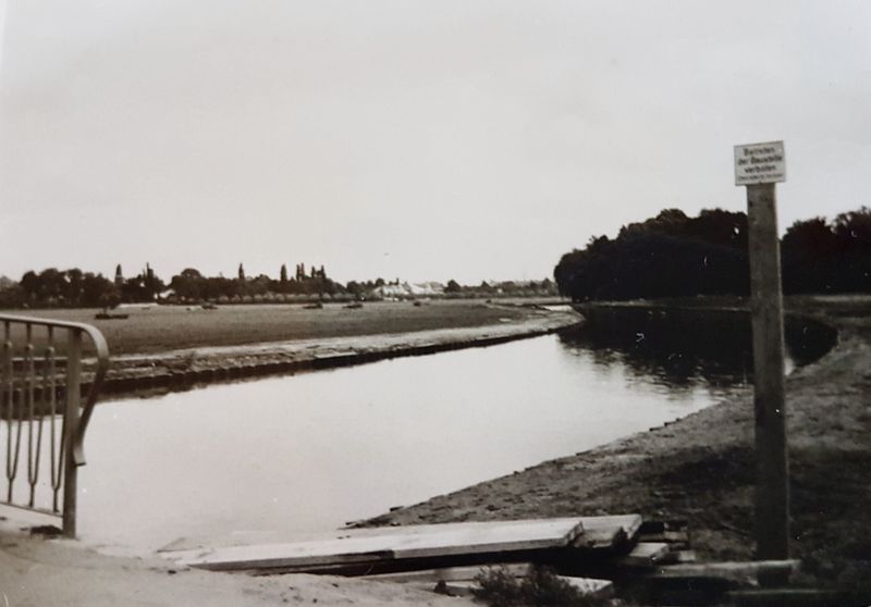 Datei:Flussbett Karlsteg neu 1962.jpg