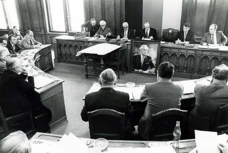 Datei:NL 16-127-63 Scherzer Bildübergabe Gustav Schickedanz 4 April 1979.jpg