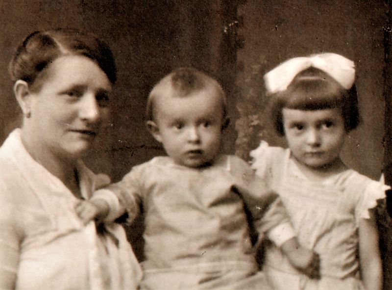 Datei:Babette Mulini mit Kindern.jpg