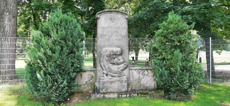 Datei:Gefallenen-Denkmal MTV Fürth.jpg