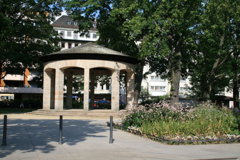 Datei:Musikpavillion Adenauer-Anlage.jpg