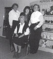 Seniorchefin Barbara Döbler mit den Töchtern Marianne Bandlow  und Gertrud Baier (Clogs Juni) und langjähriger Verkäuferin, ca. 1996