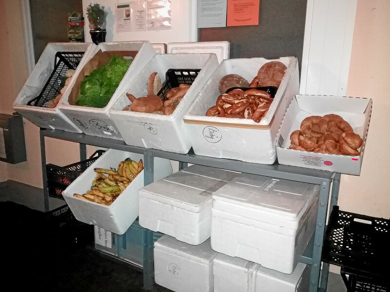 Datei:2016-12-27 Fair-Teiler Oststadt - Lebensmittelregal.jpg