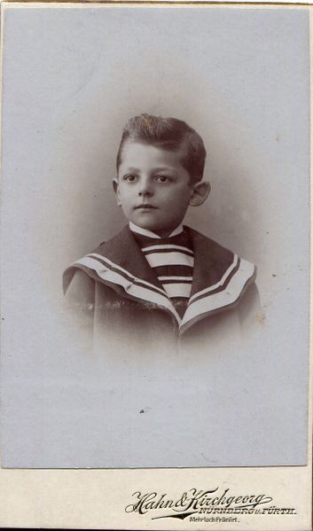 Datei:Matrosenkind mit Segelohren.jpg